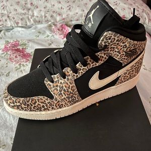 Air Jordan 1 Mid SE  (GS)